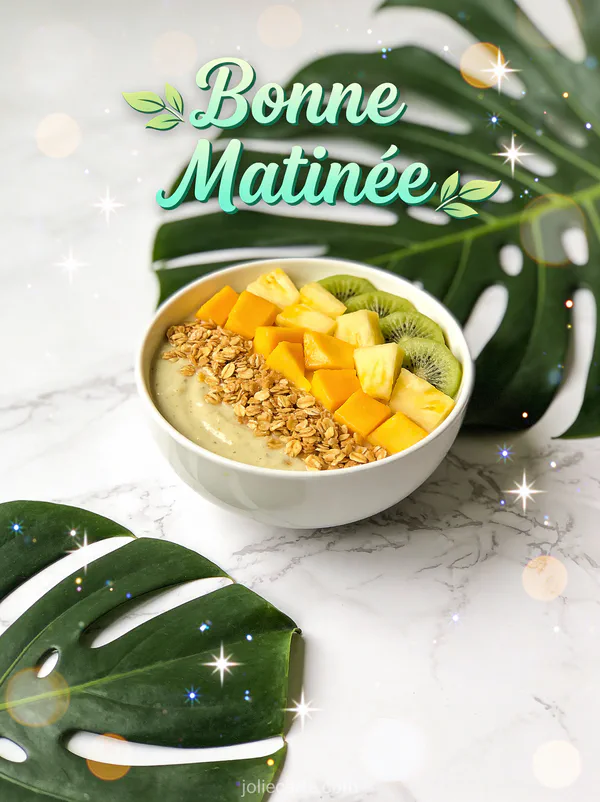 Smoothie bowl coloré avec fruits tropicaux et granola sur marbre blanc feuilles monstera texte Bonne Matinée