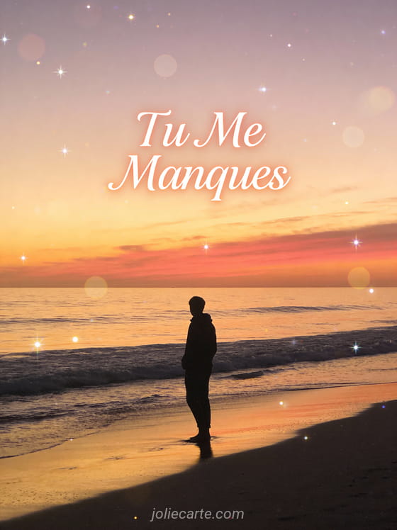 Silhouette d'une personne seule sur la plage face à un coucher de soleil doré et rose sur l'océan avec texte Tu Me Manques