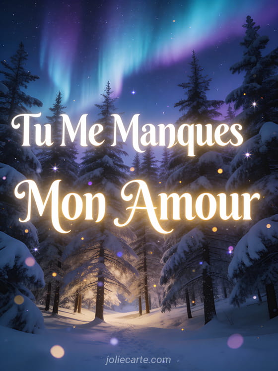 Forêt de pins enneigée la nuit sous des aurores boréales vertes et violettes dans une atmosphère féérique et texte Tu Me Manques Mon Amour