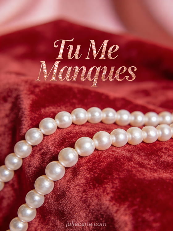 Collier de perles sur velours rouge avec éclairage romantique et le texte Tu Me Manques
