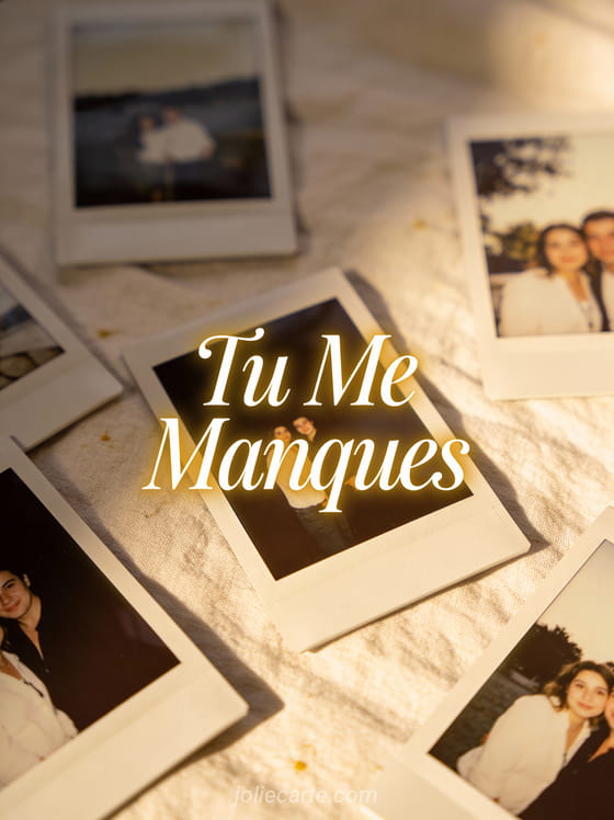 Polaroids éparpillés sur tissu lin avec lumière douce et le texte Tu Me Manques