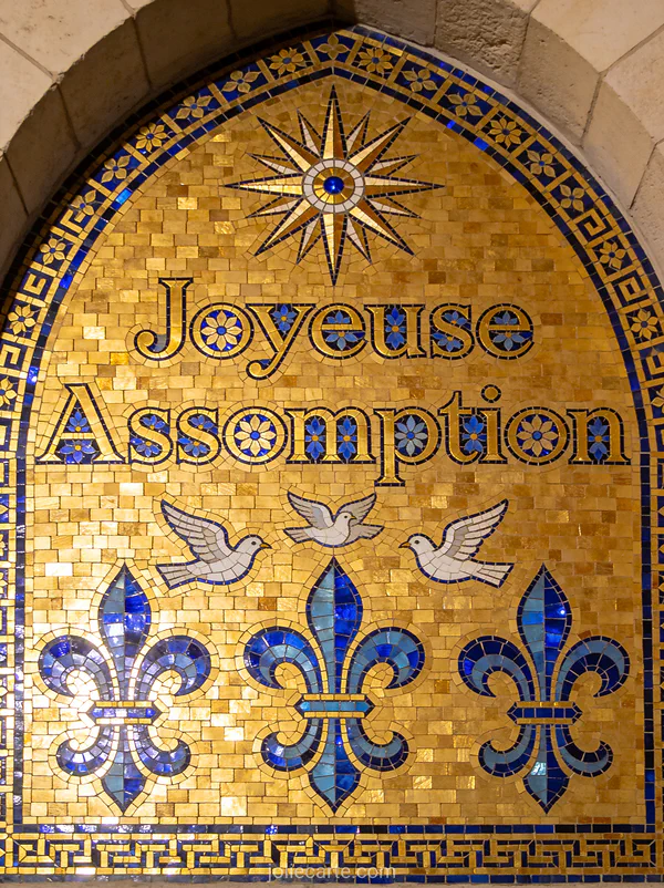 Mosaïque dorée de style byzantin avec étoile colombes et lys stylisés sur fond bleu saphir texte Joyeuse Assomption