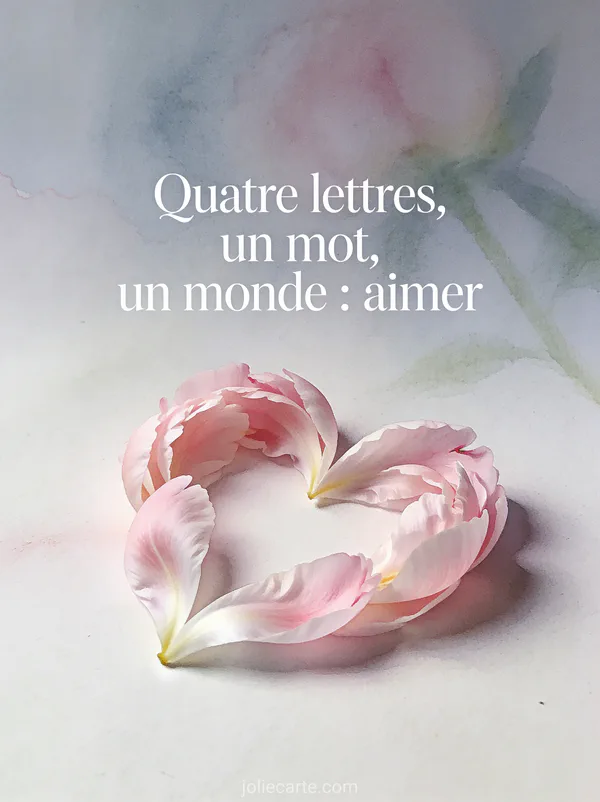 Cœur formé par des pétales de pivoine rose pâle sur fond aquarelle avec le texte Quatre lettres un mot un monde aimer