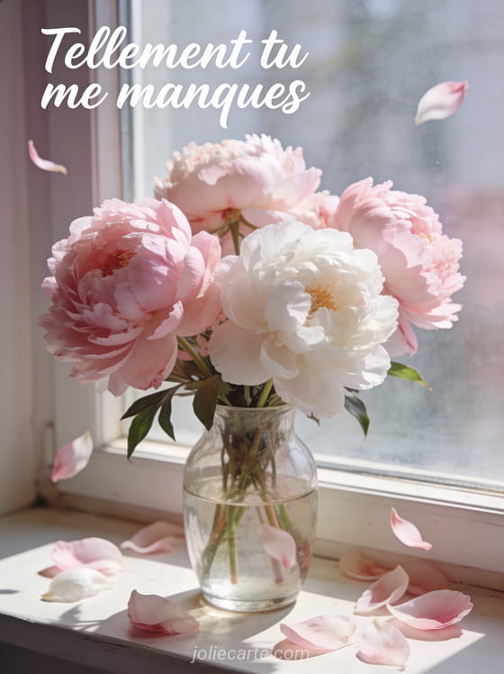 Bouquet de pivoines rose pâle dans un vase en verre sur un rebord de fenêtre avec le texte Tellement tu me manques