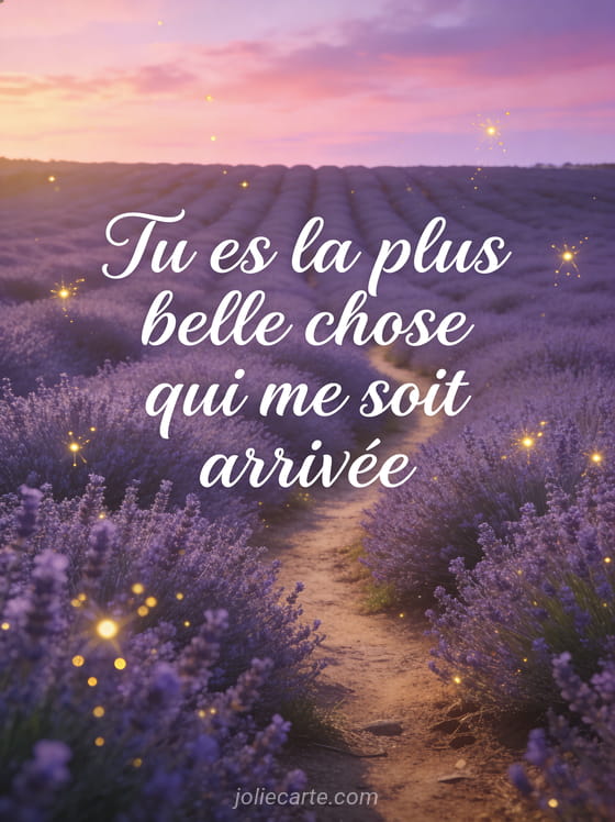 Champ de lavande au crépuscule avec lucioles dorées et le texte Tu es la plus belle chose qui me soit arrivée