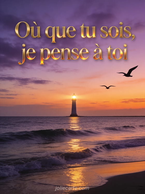 Mer calme au crépuscule avec phare allumé au loin et ciel violet orangé et le texte Où que tu sois je pense à toi