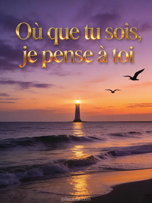 Mer calme au crépuscule avec phare allumé au loin et ciel violet orangé et le texte Où que tu sois je pense à toi