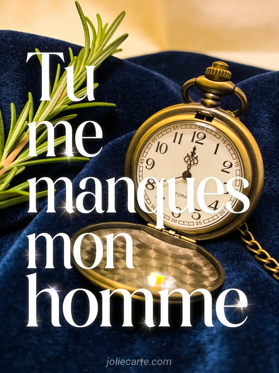 Montre à gousset ouverte sur du velours bleu nuit avec un brin de romarin et le texte Tu me manques mon homme