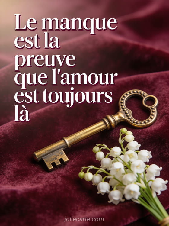 Clé ancienne en or posée sur du velours bordeaux avec un bouquet de muguet et le texte Tu me manques