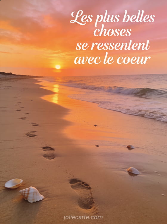 Coucher de soleil sur plage déserte avec traces de pas dans le sable et coquillages et le texte Les plus belles choses se ressentent avec le coeur