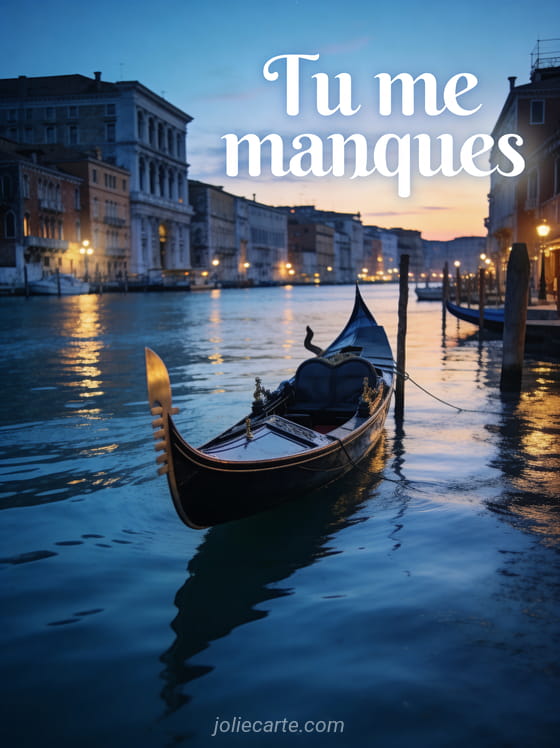 Gondole solitaire amarrée à Venise au crépuscule avec des reflets sur l'eau et le texte Tu me manques
