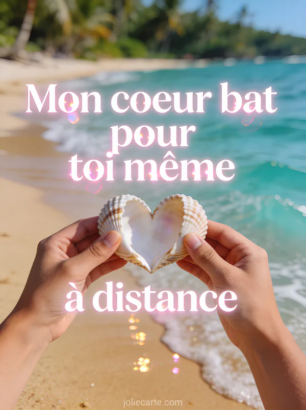 Coquillages formant un cœur sur une plage tropicale avec sable doré et vagues turquoise et le texte Mon cœur bat pour toi même à distance