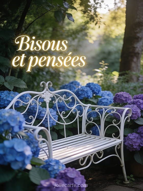 Banc en fer forgé blanc entouré d'hortensias bleus et violets dans un jardin tamisé avec le texte Bisous et pensées