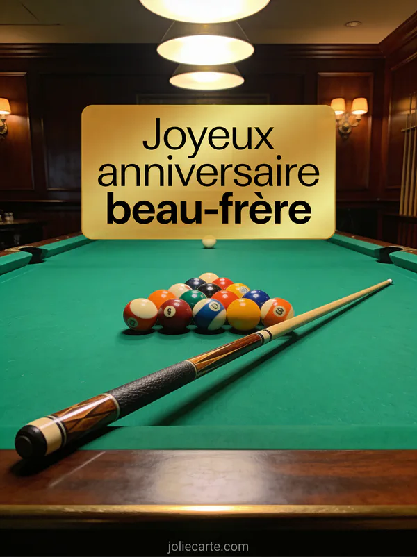 Billard avec tapis vert, boules colorées en triangle et queue posée en diagonale sous lumière tamisée