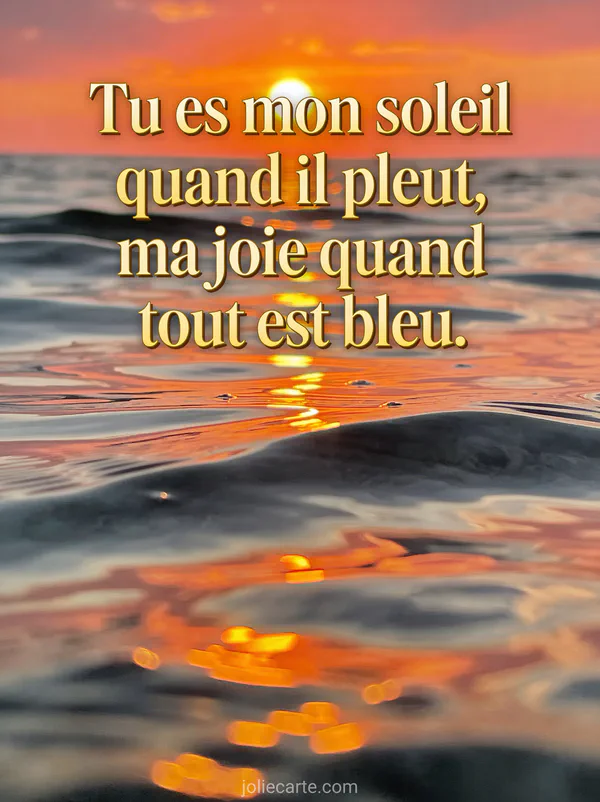 Coucher de soleil flamboyant sur la mer avec reflets orangés et roses sur l'eau calme