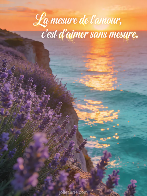 Océan turquoise vu depuis une falaise couverte de lavande au coucher du soleil avec lumière dorée