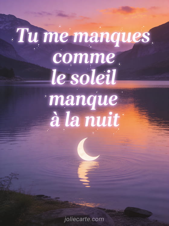 Paysage crépusculaire avec un croissant de lune se reflétant sur un lac entouré de montagnes dans des tons violets et orangés avec le texte Tu me manques comme le soleil manque à la nuit