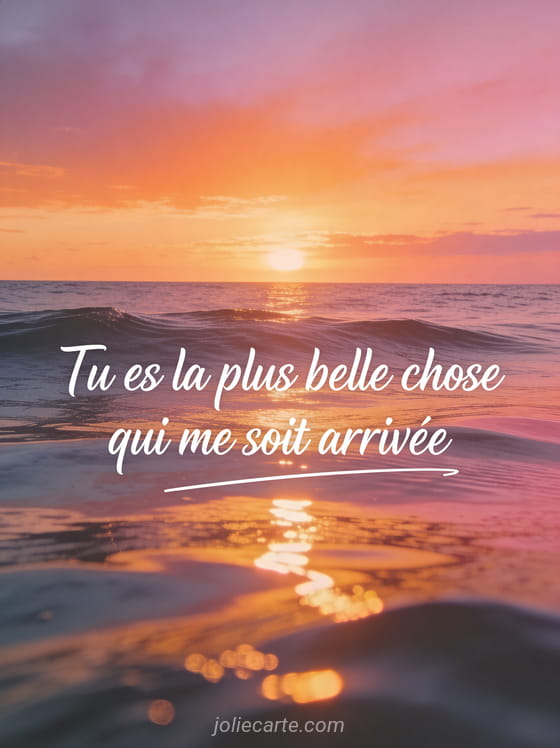 Coucher de soleil sur l'océan avec reflets dorés et rosés et le texte Tu es la plus belle chose qui me soit arrivée