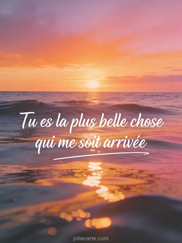 Coucher de soleil sur l'océan avec reflets dorés et rosés et le texte Tu es la plus belle chose qui me soit arrivée