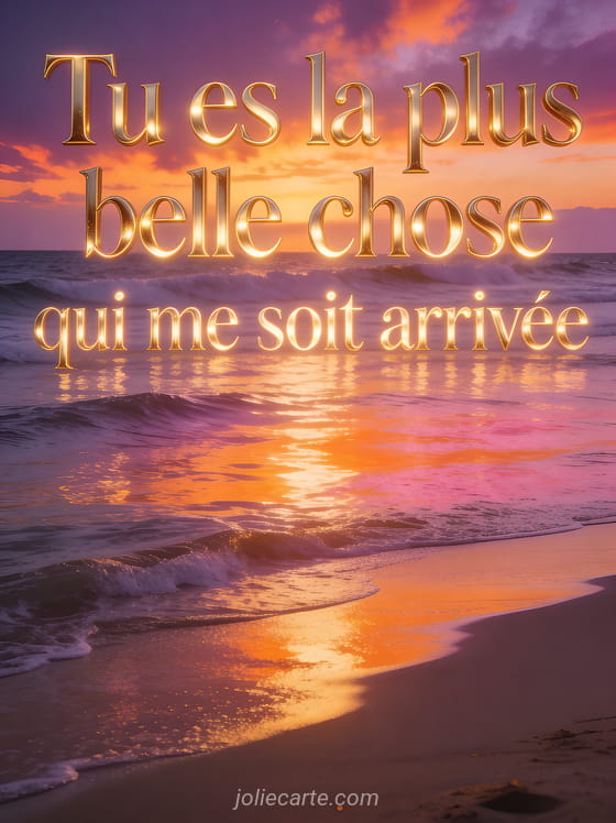 Coucher de soleil sur la mer avec reflets orangés et roses et ciel flamboyant pourpre et or