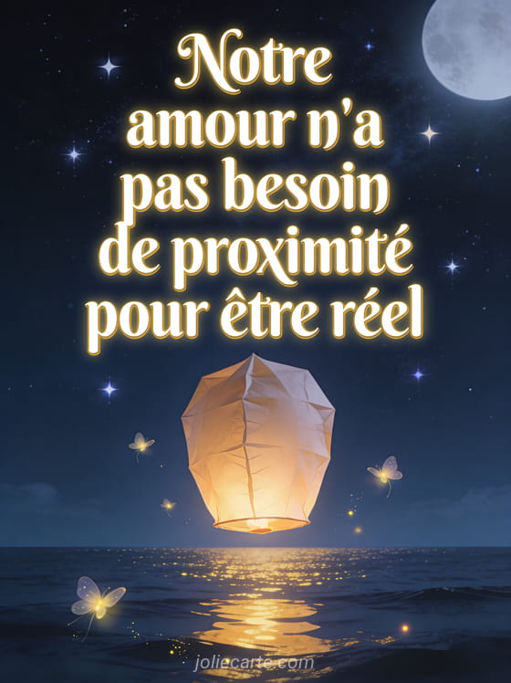 Illustration d'une lanterne en papier flottant dans un ciel étoilé au-dessus d'une mer calme avec des lucioles et le texte Notre amour n'a pas besoin de proximité pour être réel