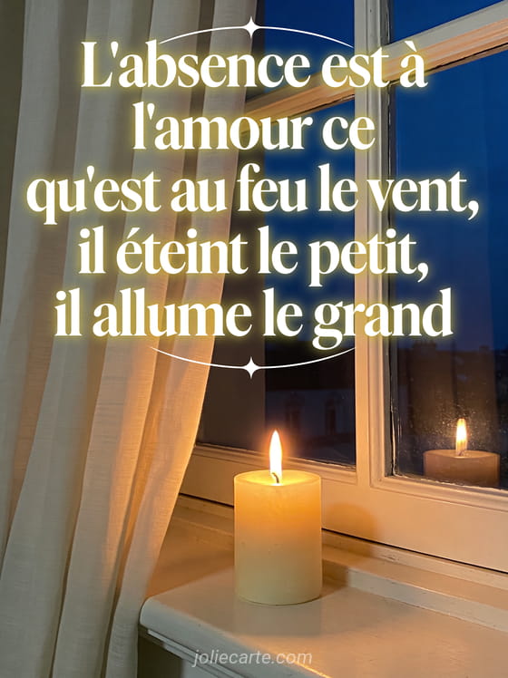 Bougie allumée près d'une fenêtre avec rideau ondulant dans le vent et le texte L'absence est à l'amour en lettres blanches