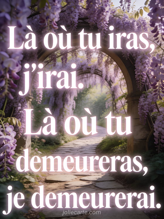 Sentier en pierre à travers un jardin de glycines mauves en cascade sous des arches fleuries et le texte Là où tu iras j'irai