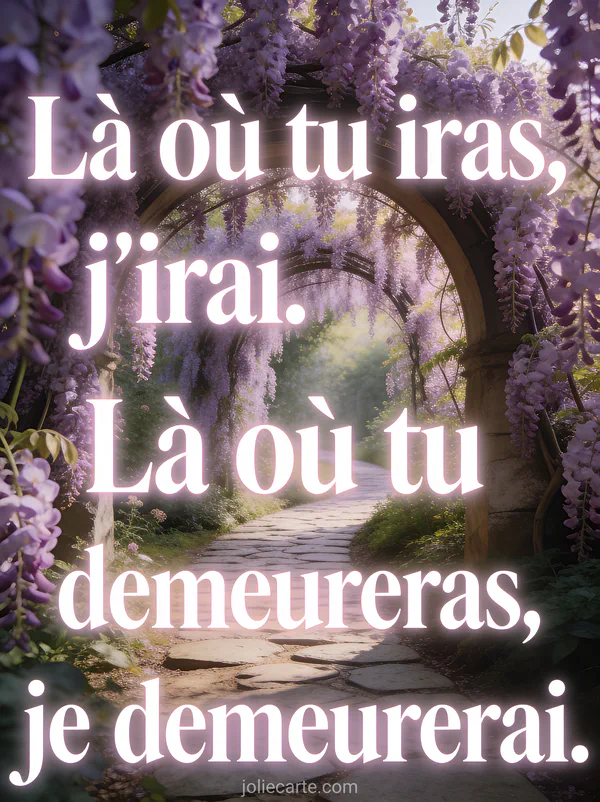 Sentier en pierre à travers un jardin de glycines mauves en cascade sous des arches fleuries et le texte Là où tu iras j'irai