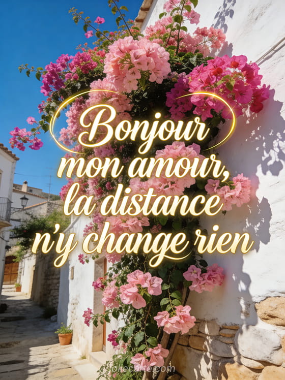 Cascade de bougainvilliers roses et fuchsia sur un mur blanc ensoleillé dans un village méditerranéen sous un ciel bleu avec le texte Bonjour mon amour la distance n'y change rien