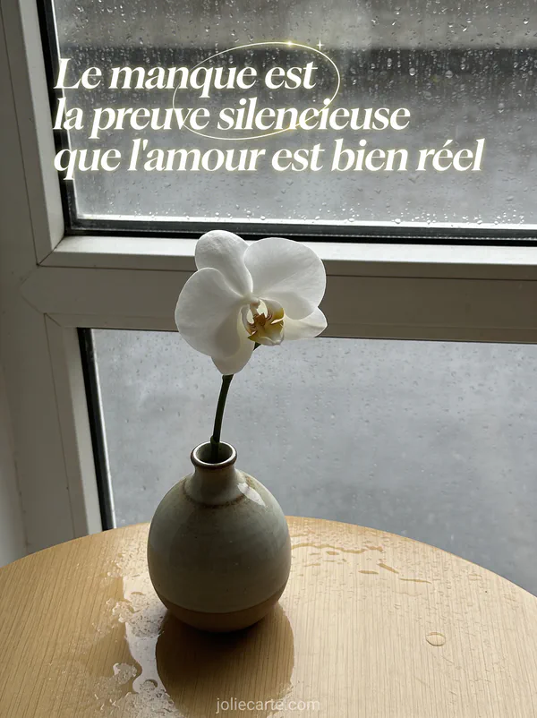 Orchidée blanche solitaire dans un vase en céramique près d'une fenêtre avec des gouttes de pluie sur la vitre avec le texte Le manque est la preuve silencieuse que l'amour est bien réel