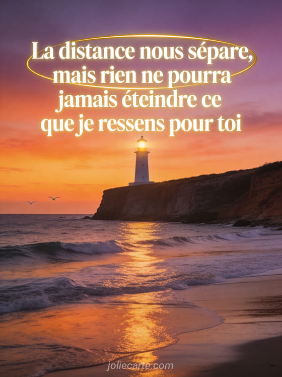 Phare solitaire illuminé au crépuscule sur une falaise au bord de la mer avec un ciel rose orangé et violet avec le texte La distance nous sépare mais rien ne pourra jamais éteindre ce que je ressens pour toi