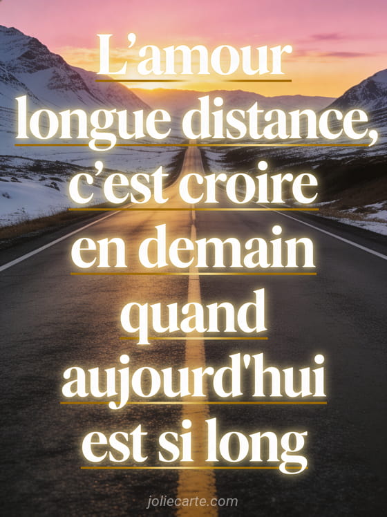 Longue route droite disparaissant vers des montagnes enneigées sous un coucher de soleil rose et doré avec le texte L'amour longue distance c'est croire en demain quand aujourd'hui est si long