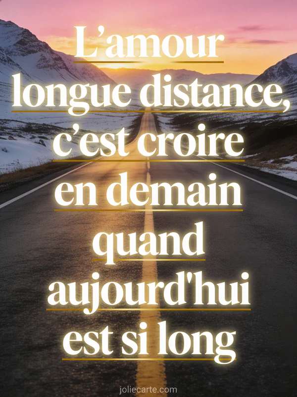 Longue route droite disparaissant vers des montagnes enneigées sous un coucher de soleil rose et doré avec le texte L'amour longue distance c'est croire en demain quand aujourd'hui est si long