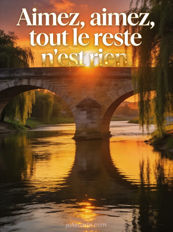 Coucher de soleil derrière un pont ancien en pierre au-dessus d'une rivière calme avec saules pleureurs