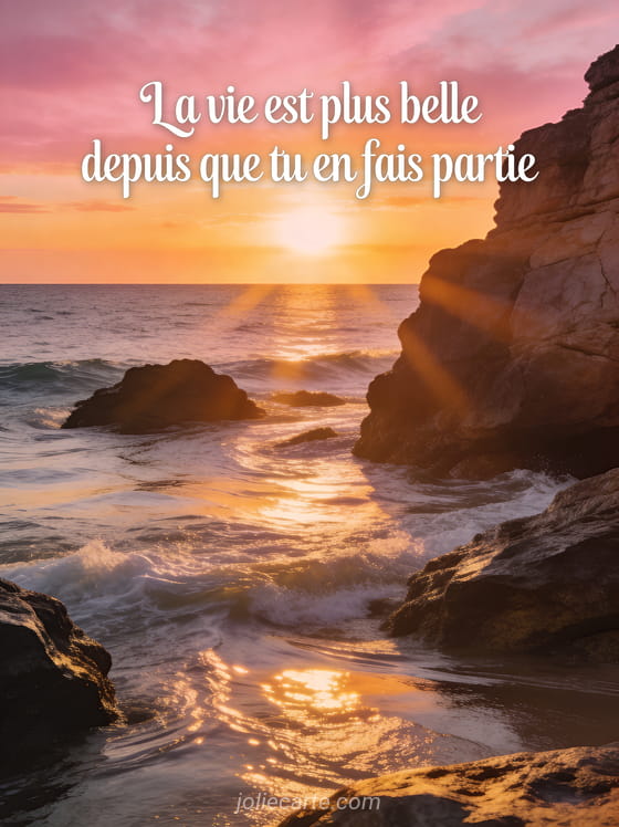Texte La vie est plus belle depuis que tu en fais partie en lettres blanches sur un paysage de bord de mer au coucher du soleil rose et orangé