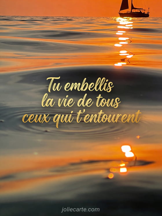 Coucher de soleil sur la mer avec reflets orangés et silhouette de voilier, texte manuscrit doré Tu embellis la vie