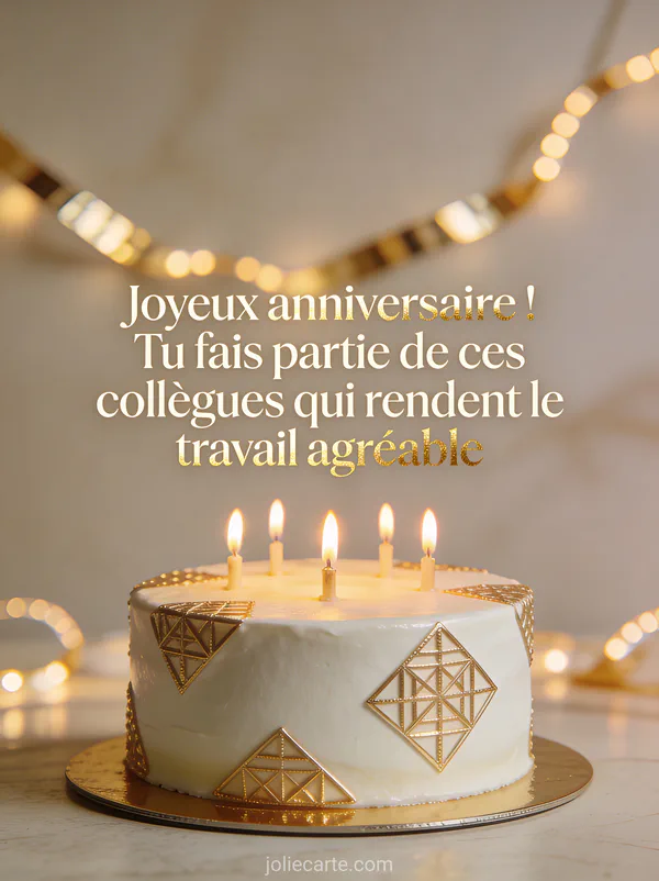 Gâteau d'anniversaire moderne et chic avec glaçage blanc et décoration dorée avec bougies et guirlandes lumineuses
