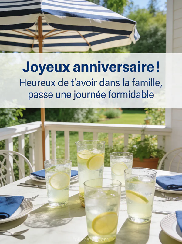 Terrasse d'été avec table dressée, verres de limonade, parasol rayé et vue sur un jardin verdoyant avec texte anniversaire en lettres bleu marine