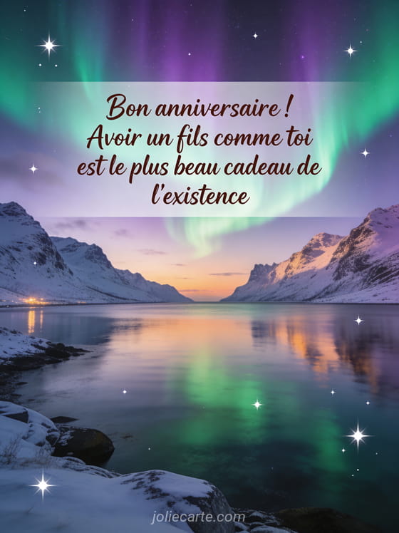 Paysage de fjord au crépuscule avec aurore boréale verte et violette, montagnes enneigées et reflets dans l'eau calme