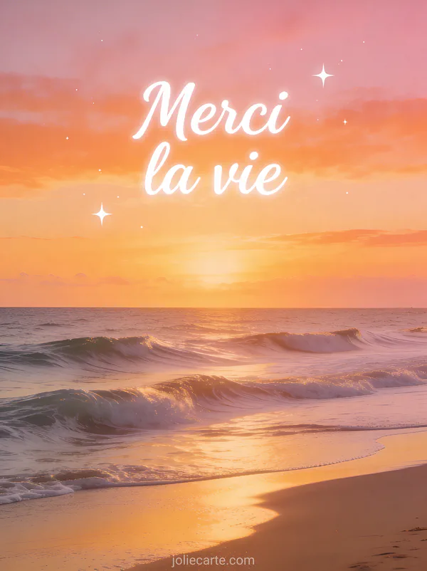 Paysage de bord de mer au coucher de soleil avec des vagues douces sur le sable et un ciel orangé avec le texte Merci la vie