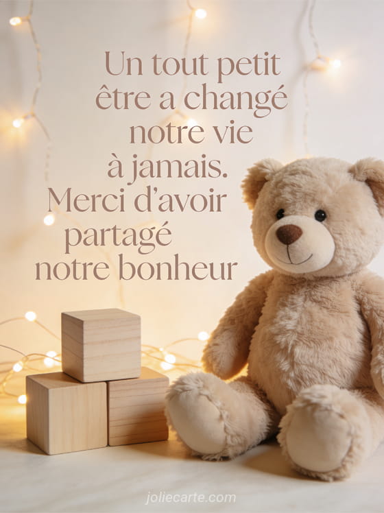 Texte en lettres fines couleur taupe avec un ourson en peluche assis à côté de petits cubes en bois empilés et des guirlandes lumineuses sur fond beige chaleureux