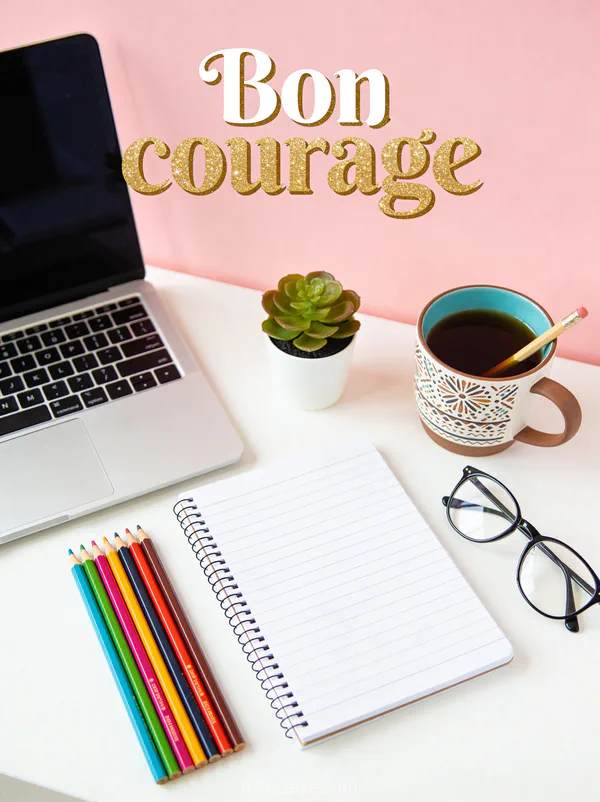 Vue de dessus d'une table de travail avec ordinateur portable, carnet, crayons de couleur, succulente en pot, tasse de latte et lunettes en flat lay