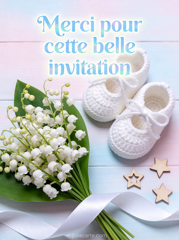 Petits chaussons de bébé blancs avec bouquet de muguet et étoiles en bois sur fond pastel