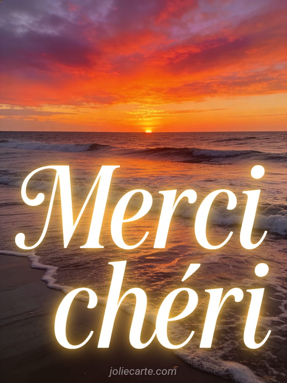 Coucher de soleil sur l'océan avec vagues douces et ciel embrasé de couleurs orange rouge et violet