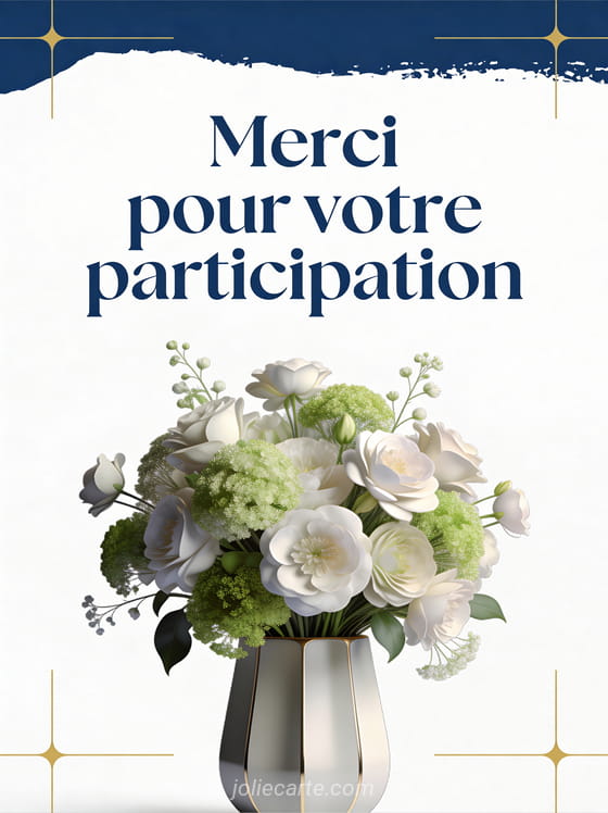 Gerbe de fleurs blanches et vertes raffinées dans un vase moderne avec touches dorées sur fond blanc cassé