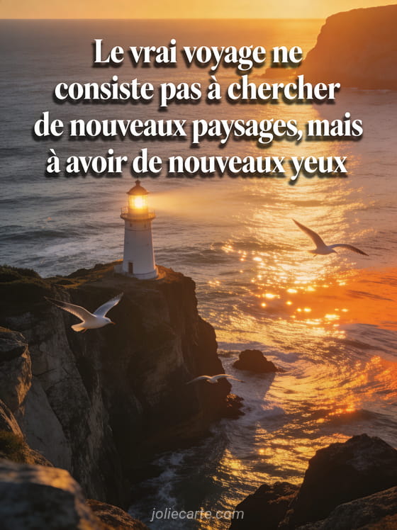 Phare illuminé sur une falaise au coucher du soleil, mer scintillante aux reflets dorés, mouettes en vol et rochers dramatiques, texte blanc avec ombre