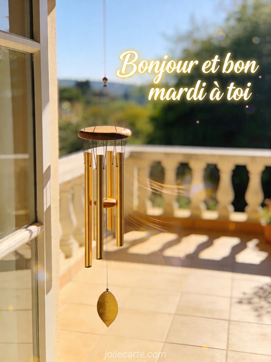 Photo réaliste d'un carillon suspendu près d'une terrasse ouverte et lumineuse avec le texte Bonjour et bon mardi à toi