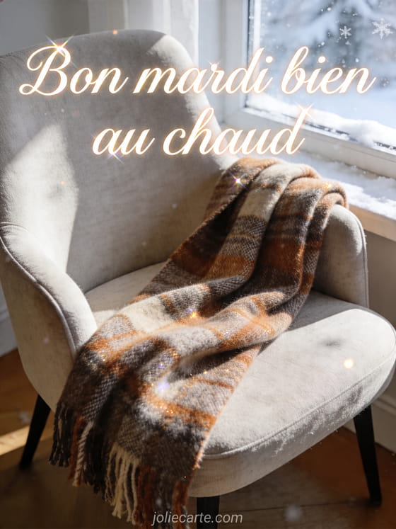 Photo réaliste d'une écharpe en laine pliée sur une chaise près d'une fenêtre d'hiver lumineuse avec le texte Bon mardi bien au chaud