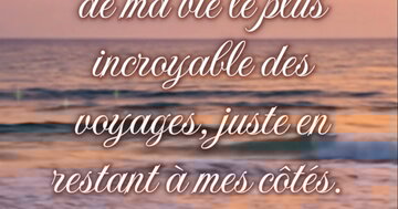 Deux transats sur une plage au coucher de soleil avec texte poétique sur le voyage de la vie à deux