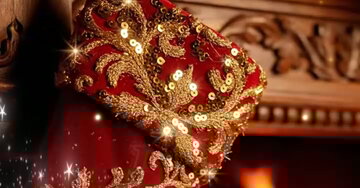 Cartão animado de Véspera de Natal. Uma meia de Natal vermelha e dourada pendurada em uma lareira onde o fogo crepita e mensagens de felicitações aparecem.